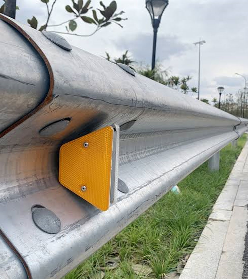 Corporativo Comercial SEUI Fabricación, venta y distribución de productos de señalamiento horizontal y vertical